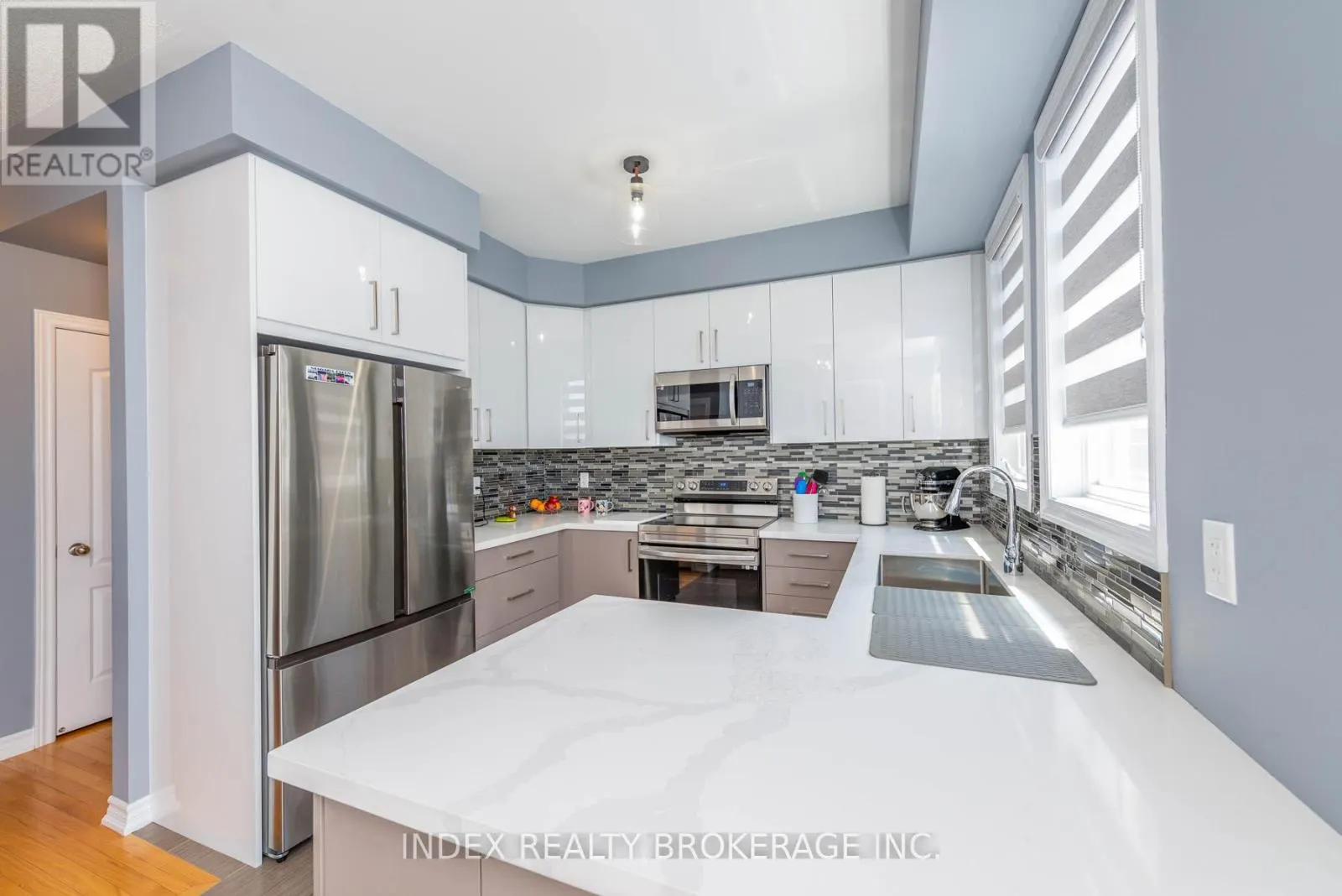 26 - 10 PORTER AVENUE