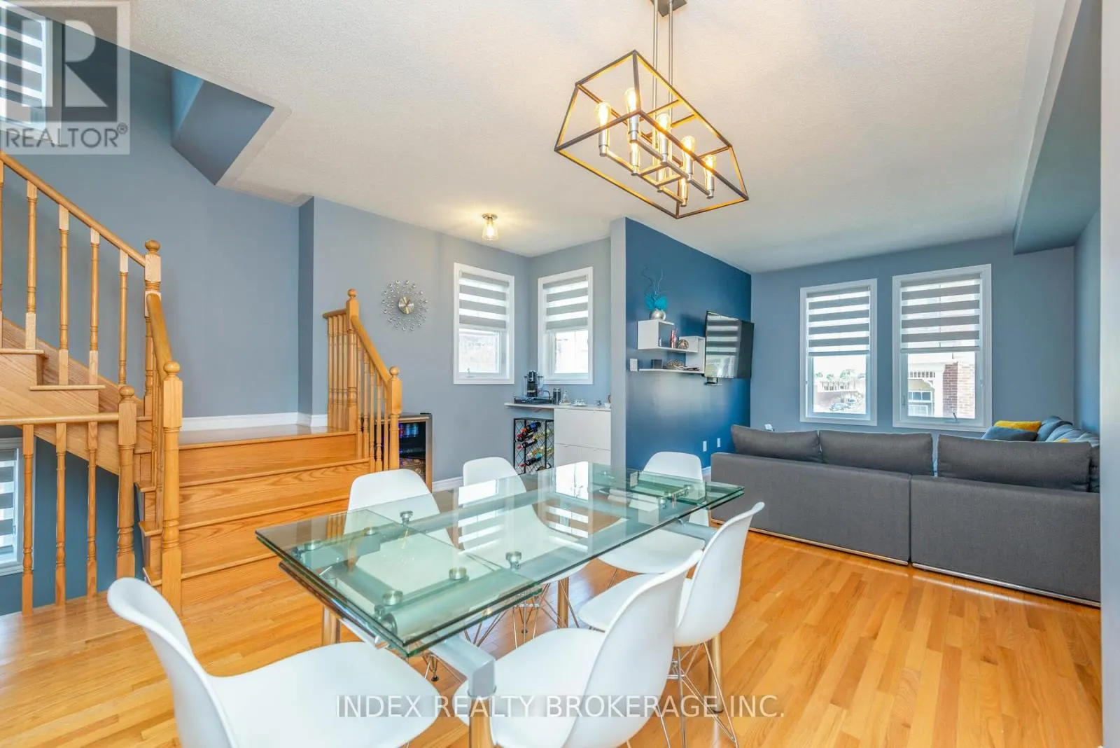 26 - 10 PORTER AVENUE