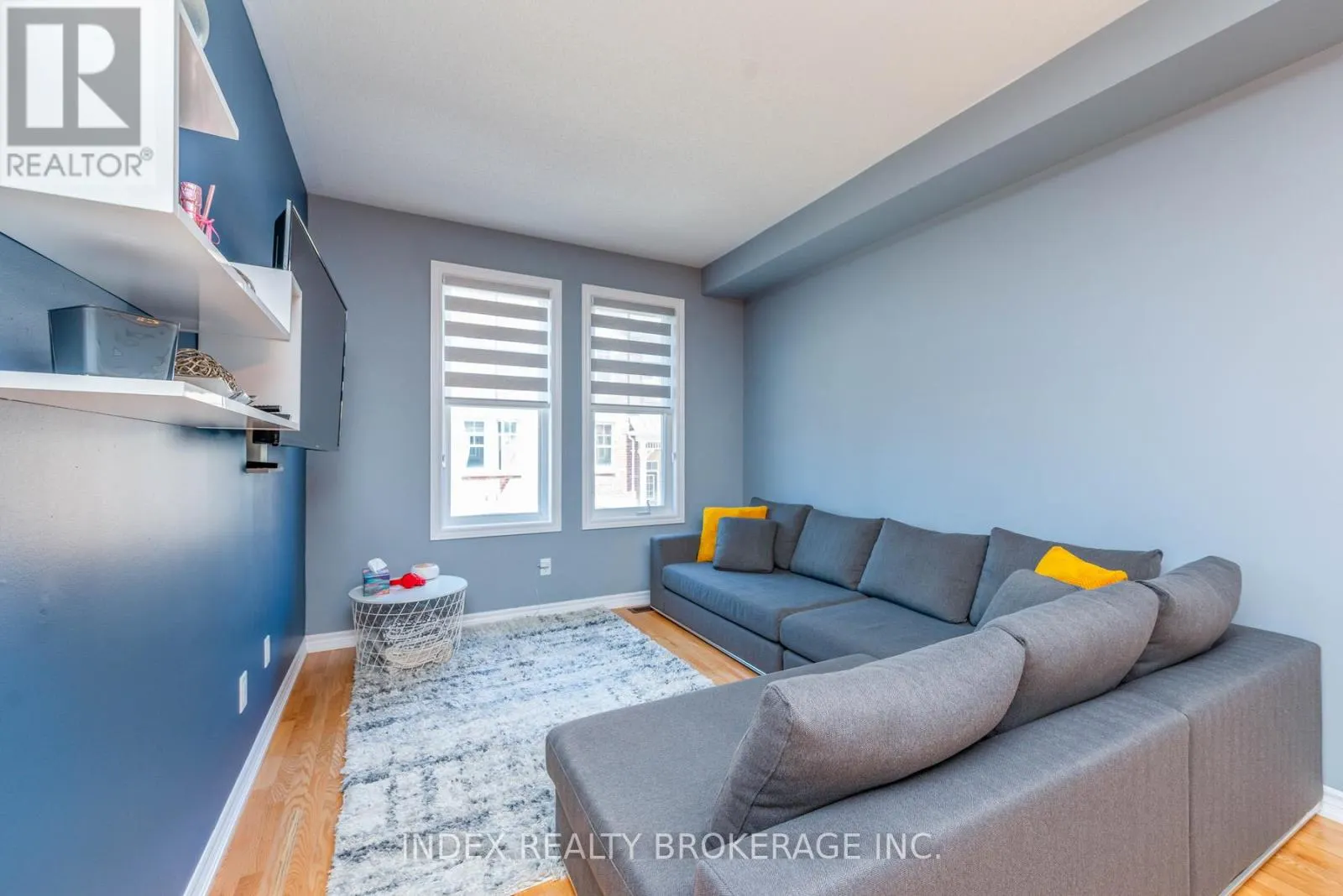 26 - 10 PORTER AVENUE