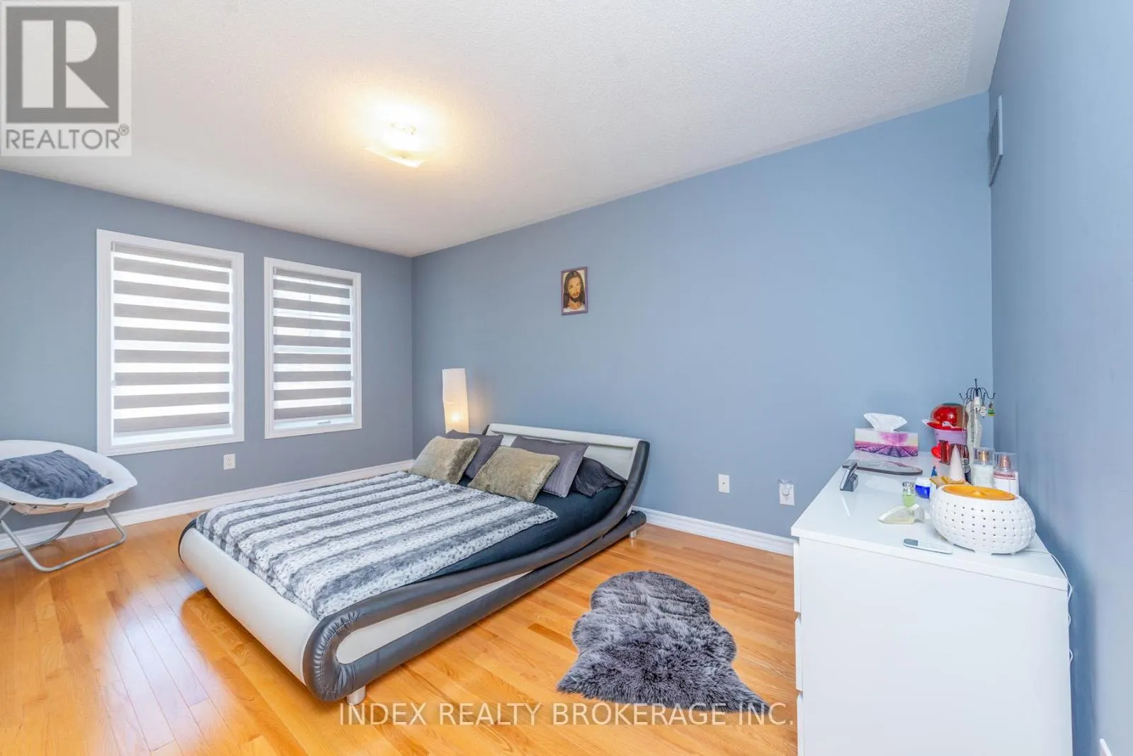 26 - 10 PORTER AVENUE