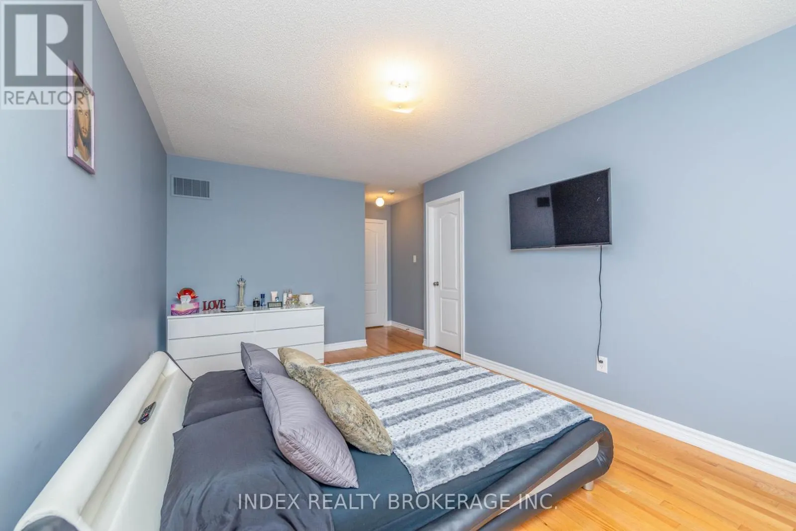 26 - 10 PORTER AVENUE