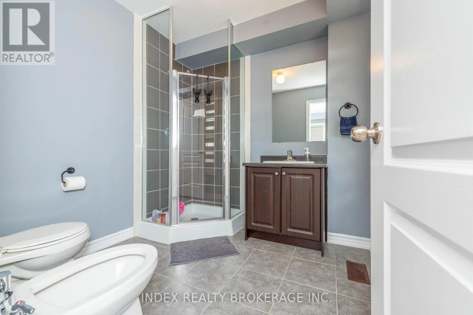 26 - 10 PORTER AVENUE