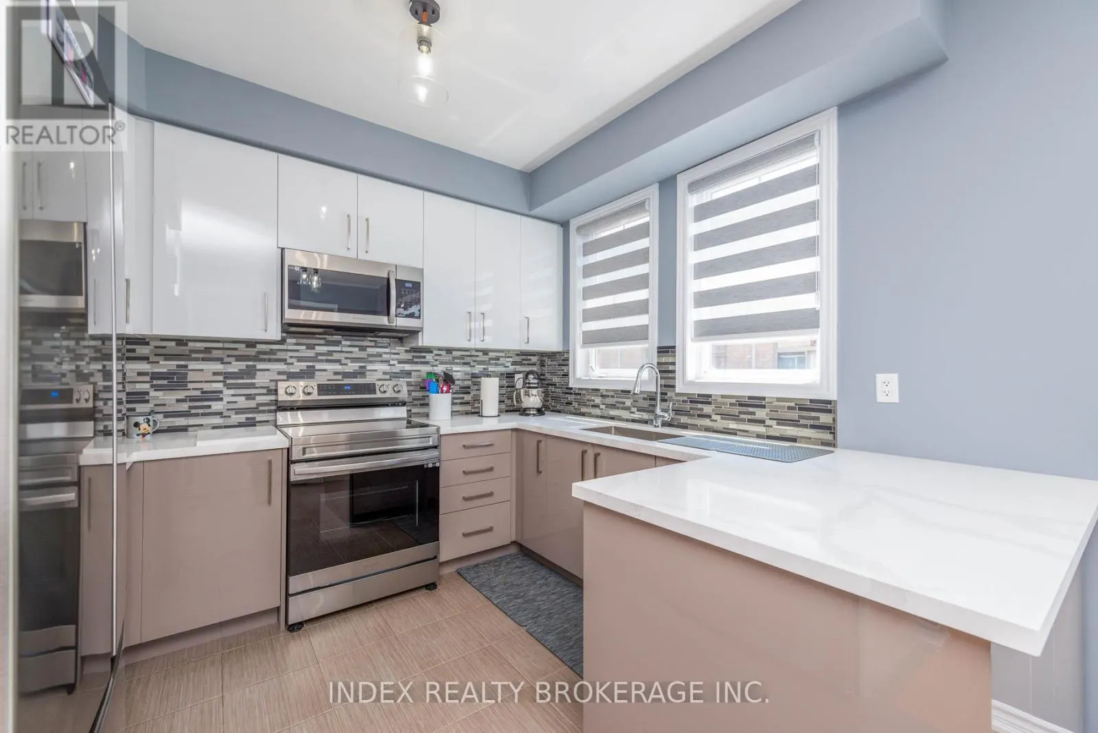 26 - 10 PORTER AVENUE