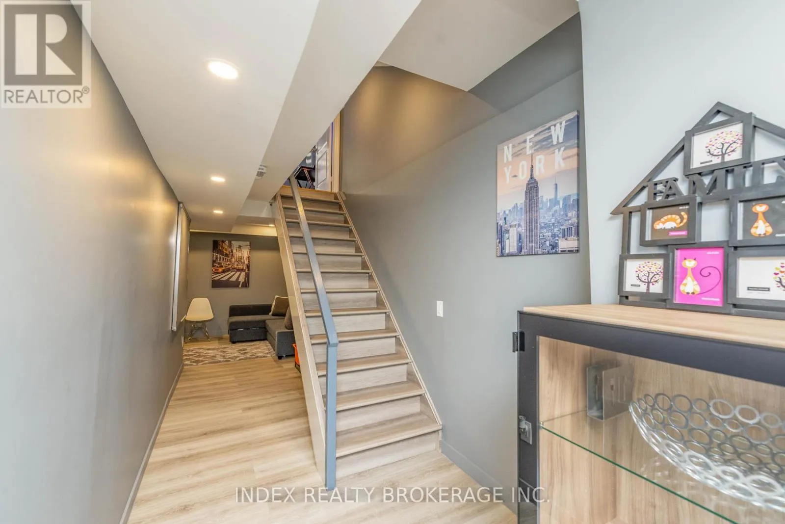 26 - 10 PORTER AVENUE