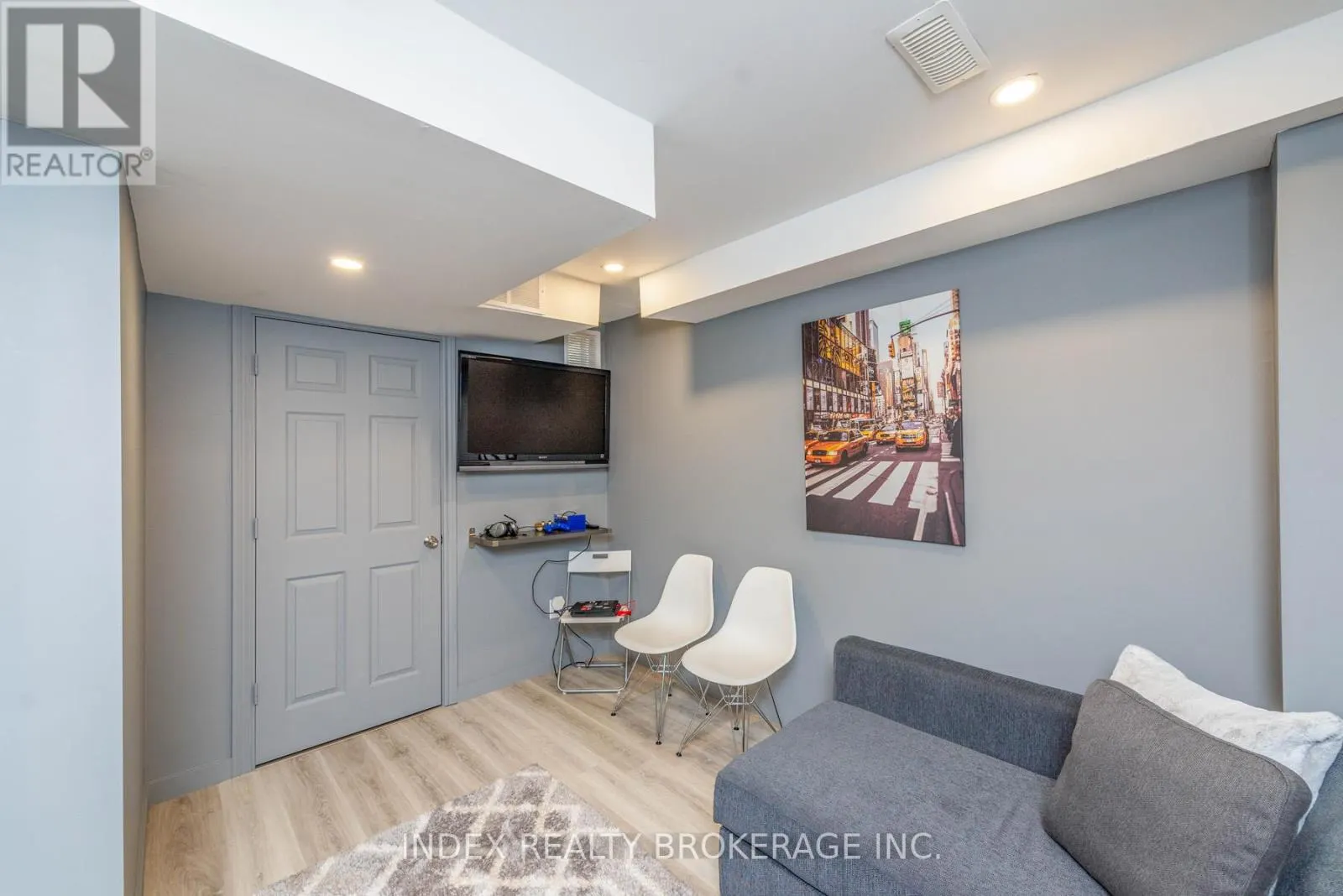 26 - 10 PORTER AVENUE