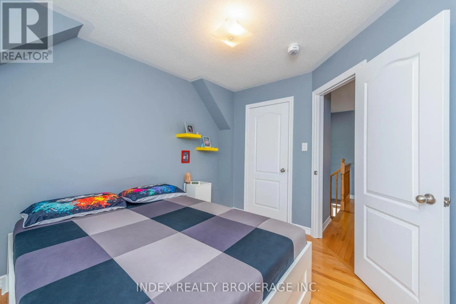 26 - 10 PORTER AVENUE