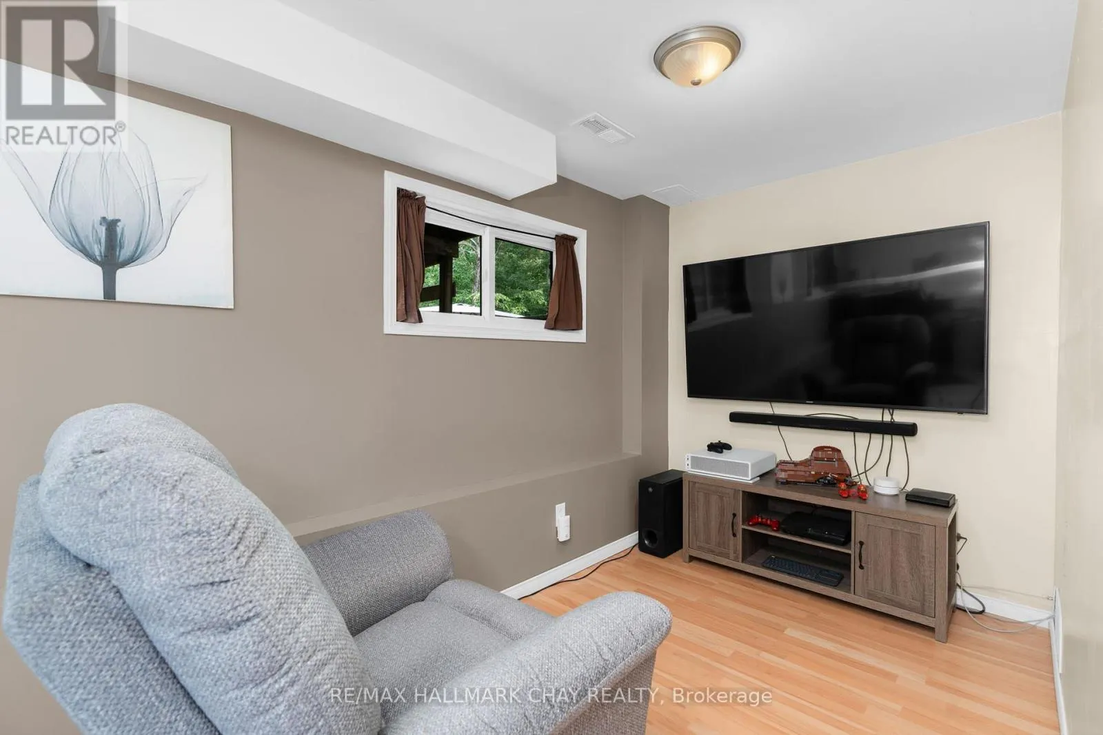 63 PARKSIDE CRESCENT