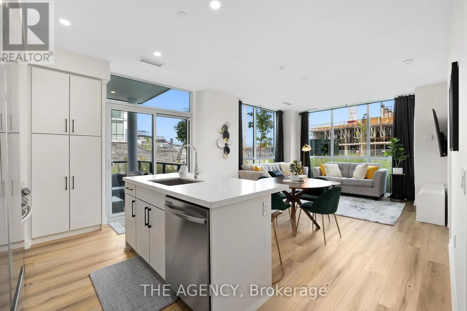 G36 - 415 SEA RAY AVENUE