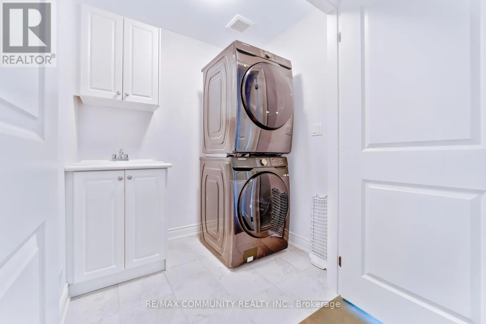 16 ALAN WILLIAMS TRAIL
