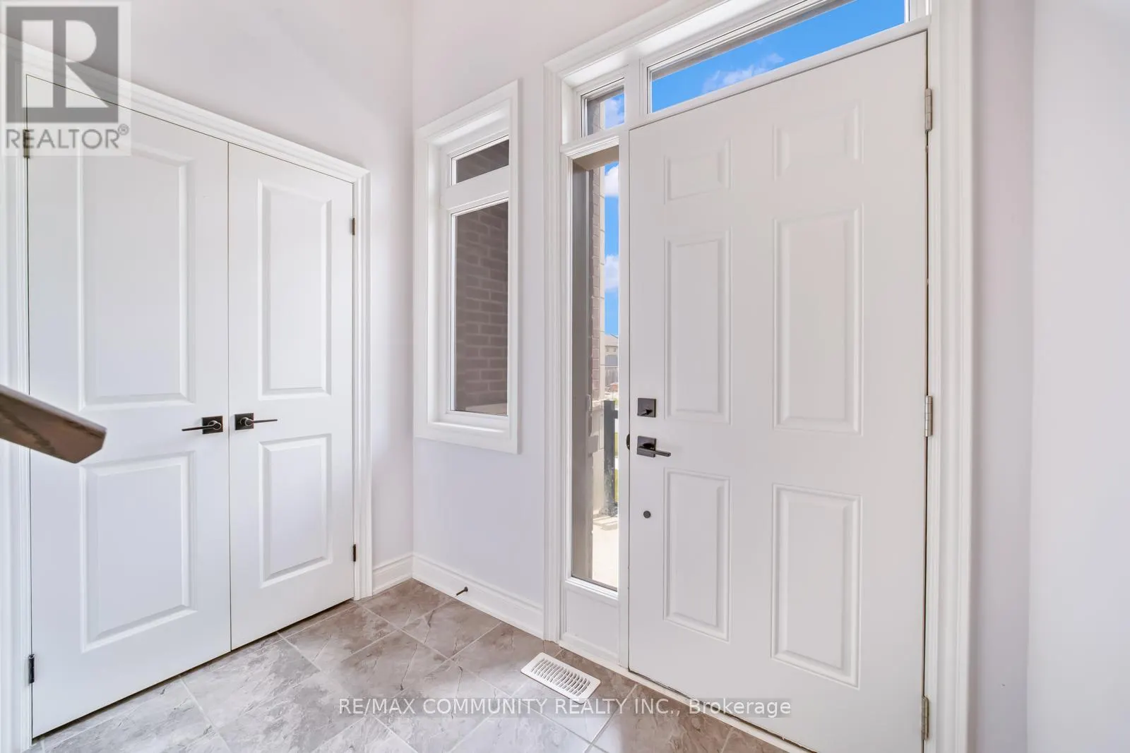 16 ALAN WILLIAMS TRAIL
