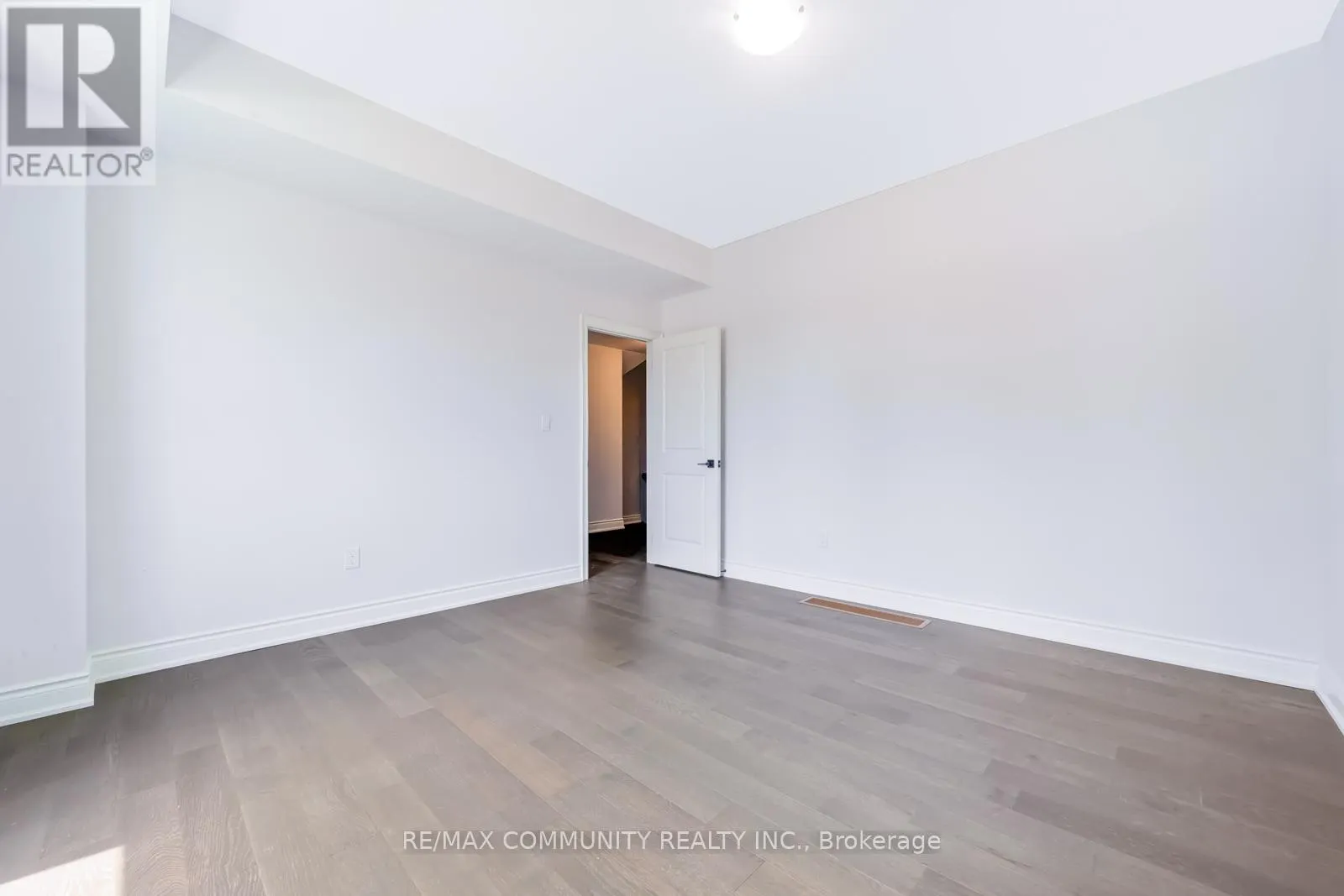 16 ALAN WILLIAMS TRAIL