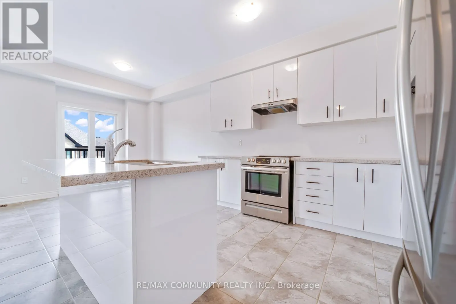 16 ALAN WILLIAMS TRAIL
