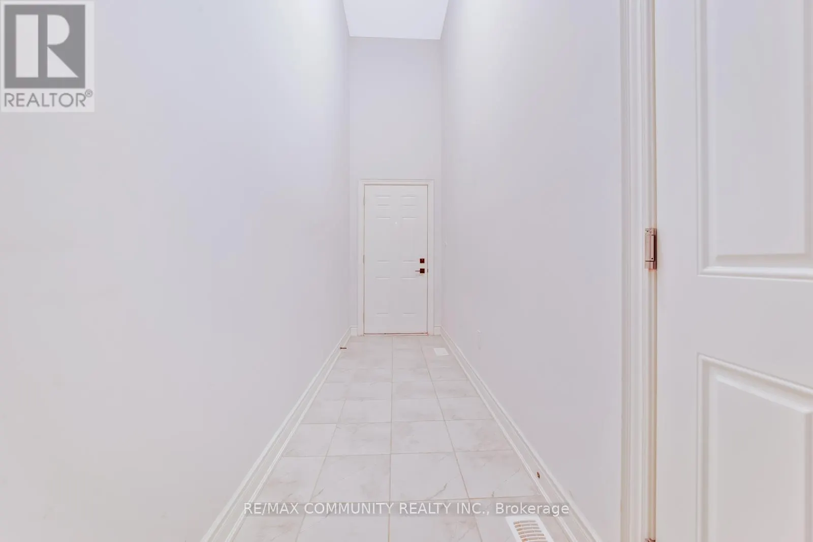 16 ALAN WILLIAMS TRAIL