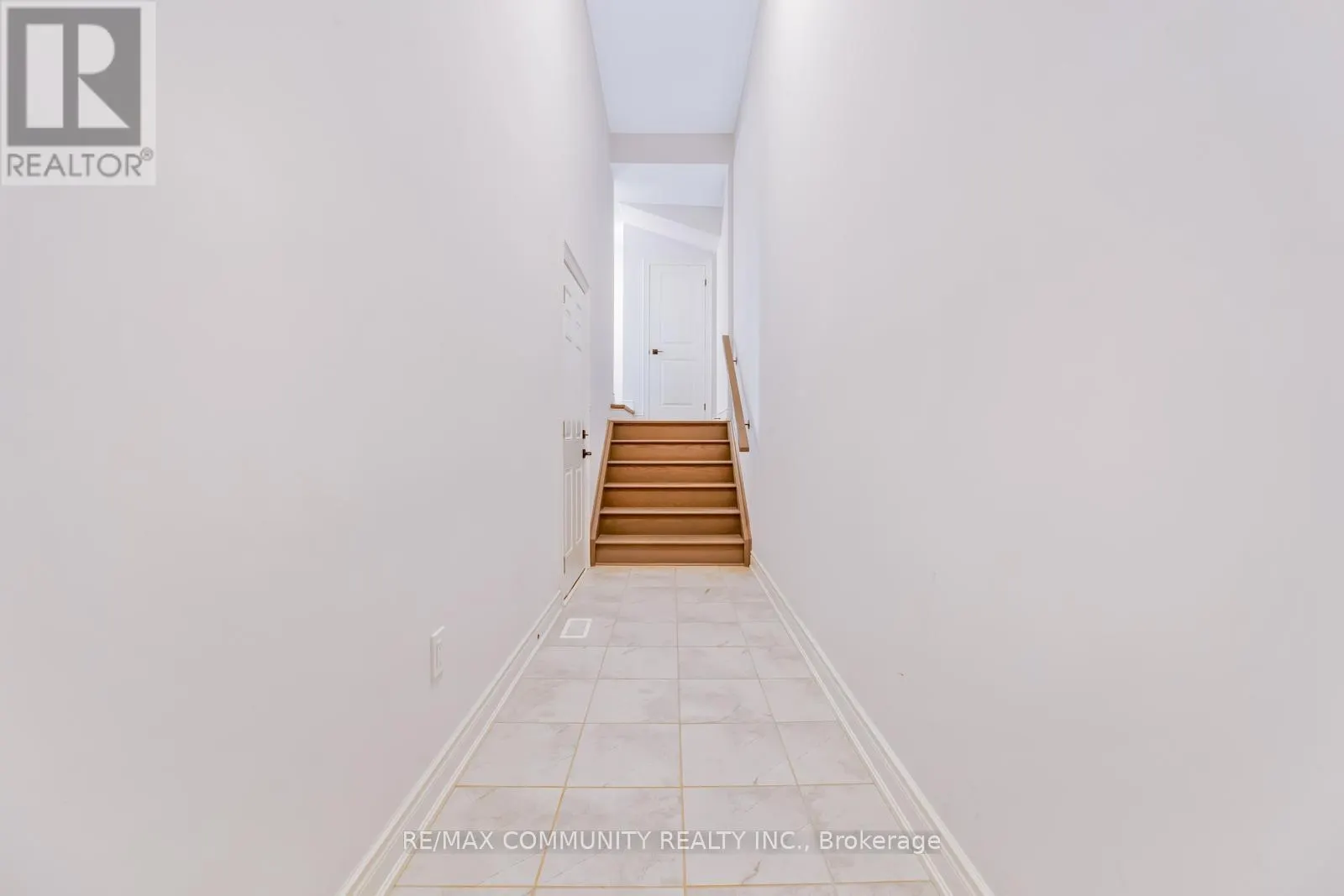 16 ALAN WILLIAMS TRAIL