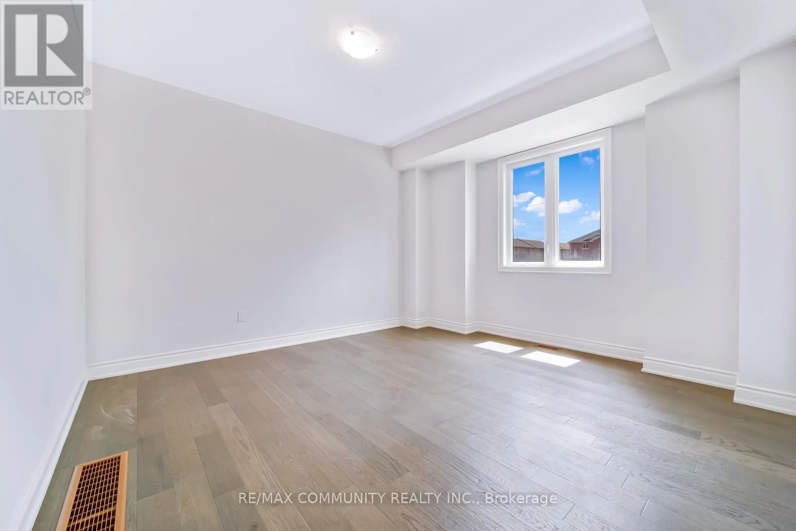 16 ALAN WILLIAMS TRAIL