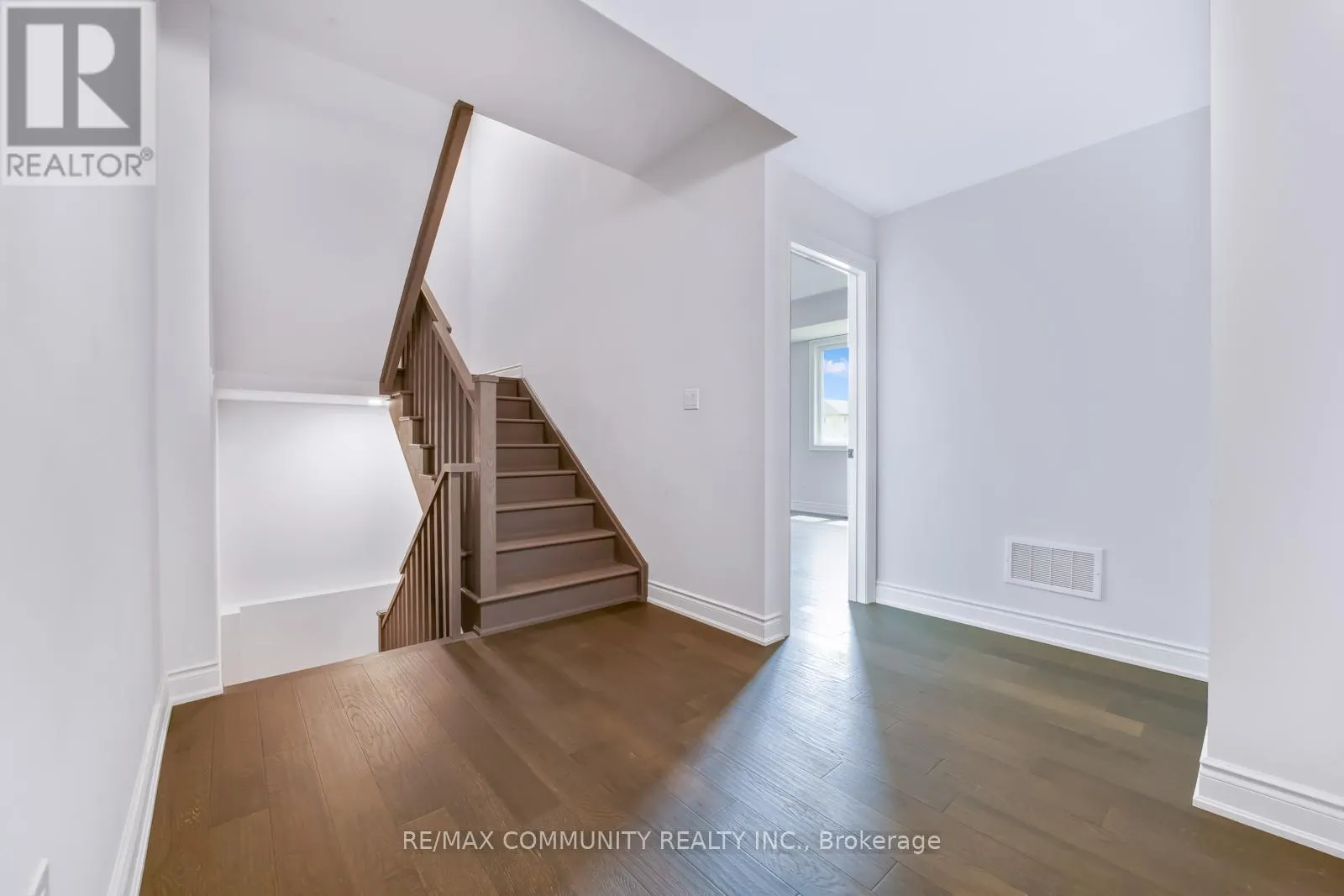 16 ALAN WILLIAMS TRAIL