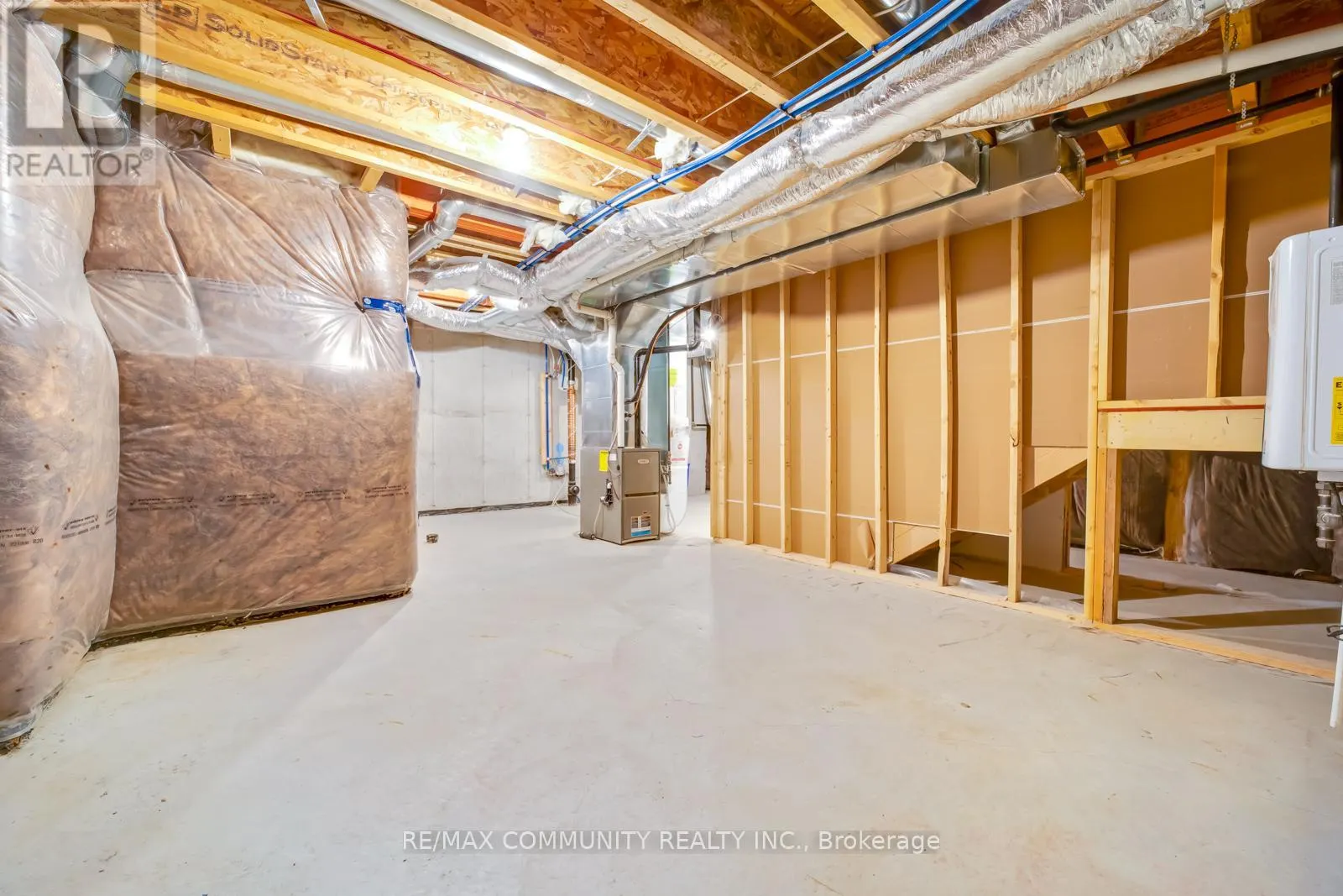 16 ALAN WILLIAMS TRAIL