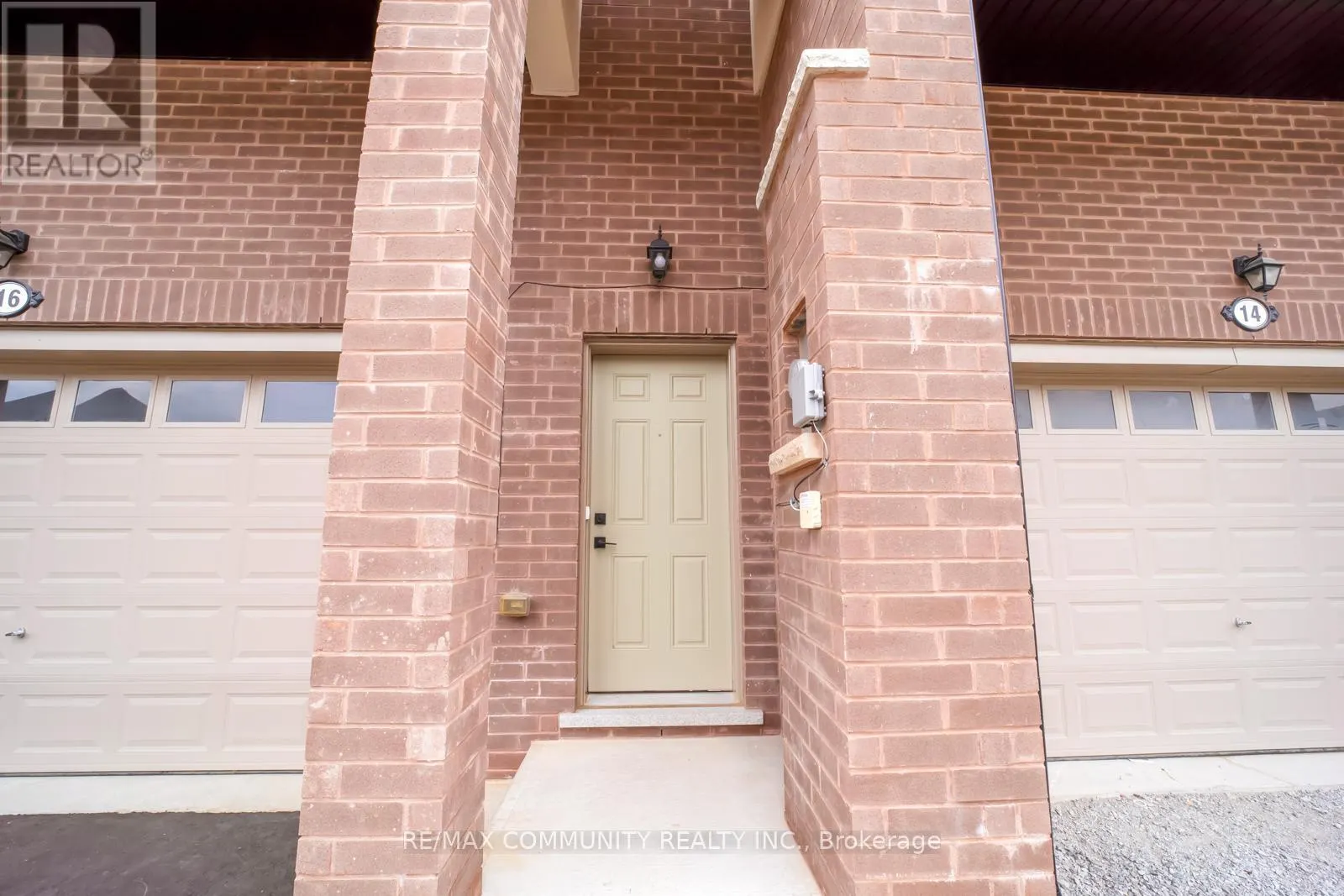 16 ALAN WILLIAMS TRAIL