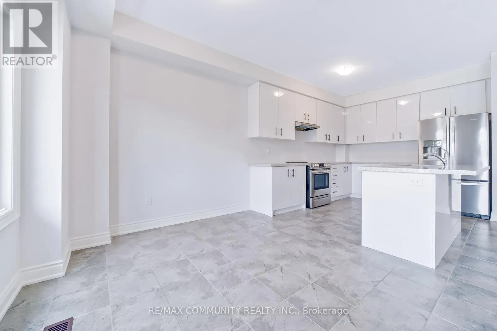 16 ALAN WILLIAMS TRAIL