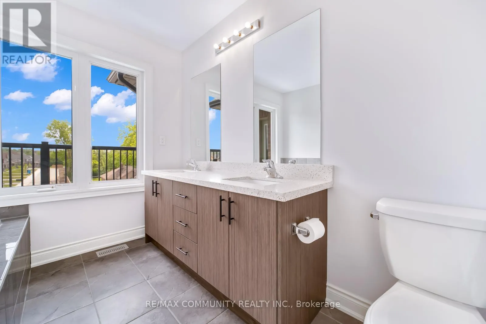 16 ALAN WILLIAMS TRAIL