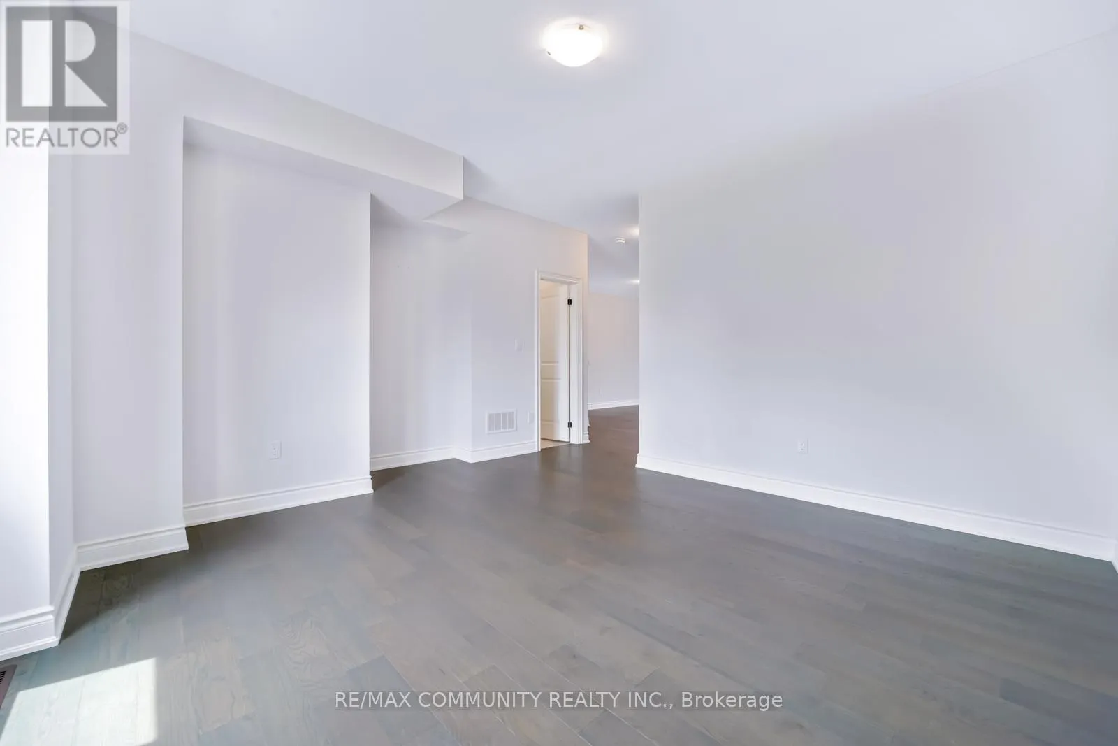 16 ALAN WILLIAMS TRAIL