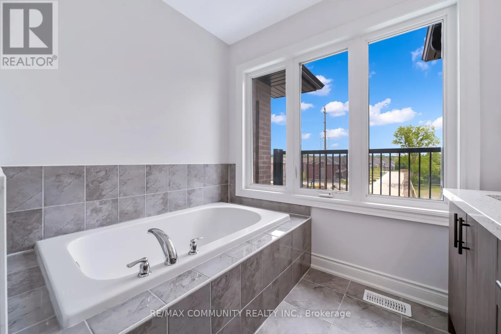 16 ALAN WILLIAMS TRAIL