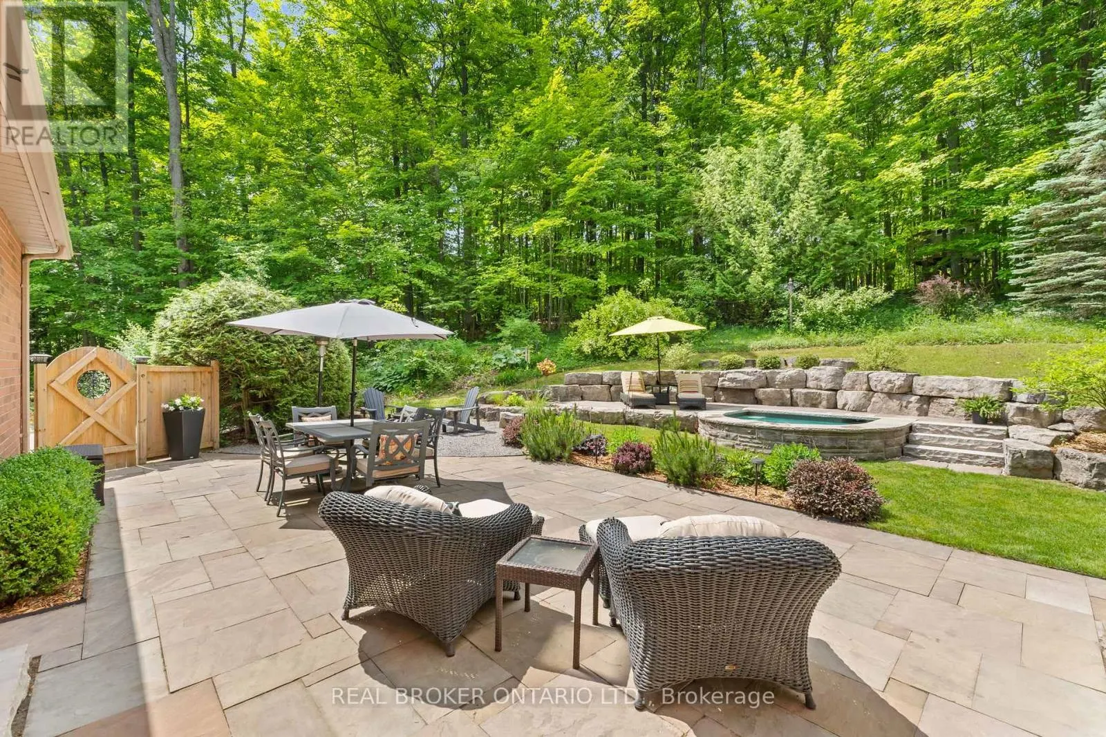8 OAKVIEW PLACE