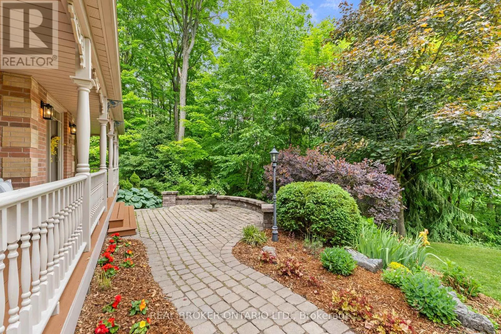 8 OAKVIEW PLACE