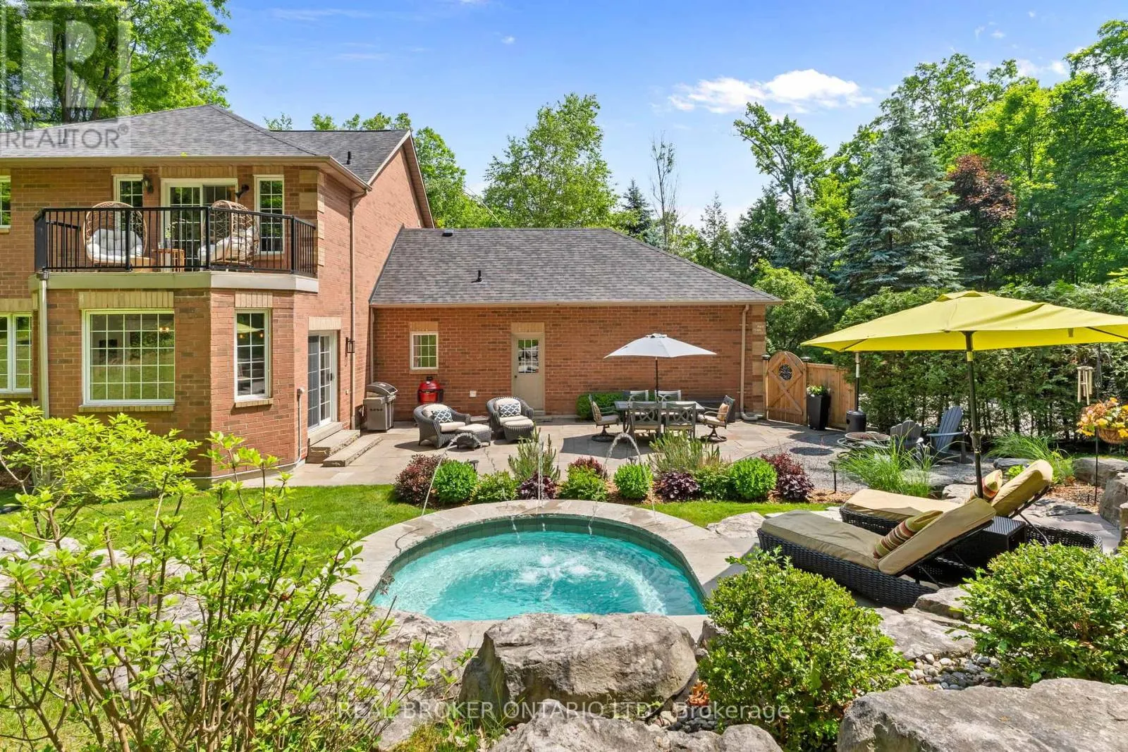8 OAKVIEW PLACE