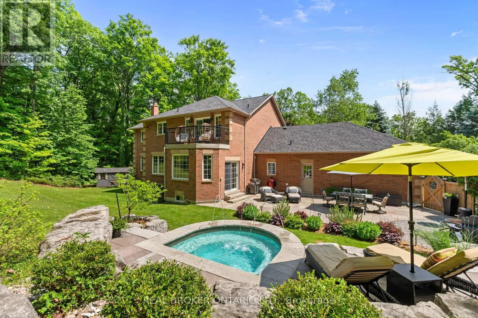 8 OAKVIEW PLACE