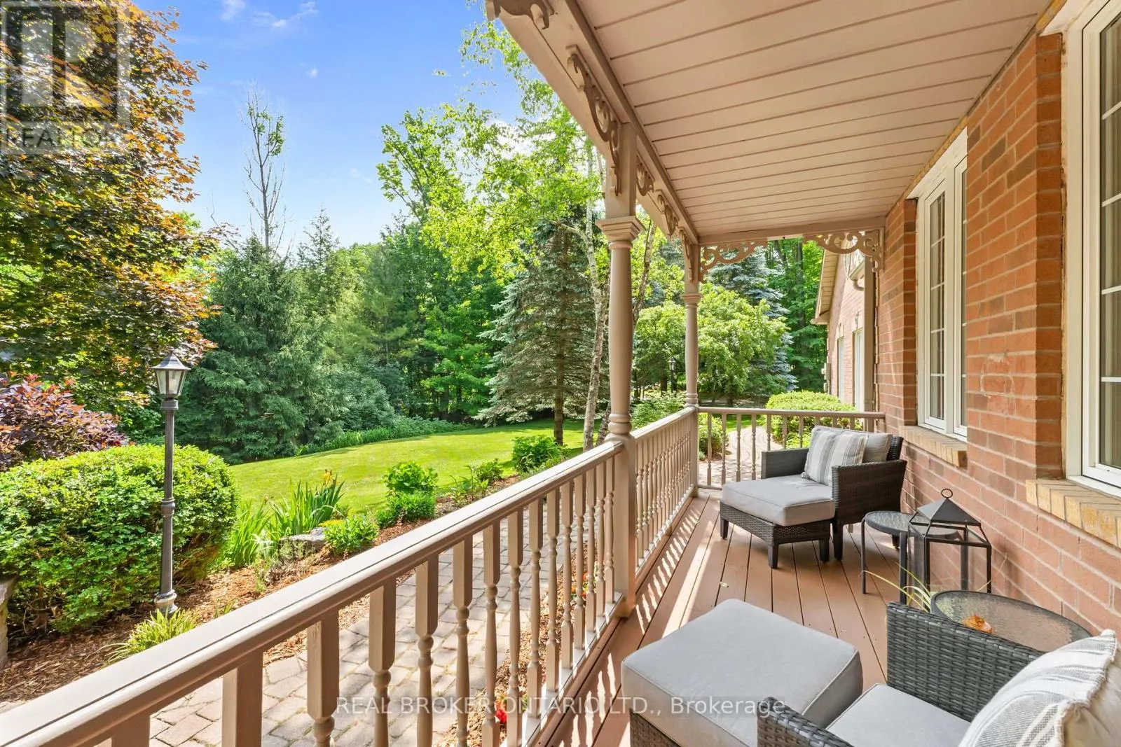 8 OAKVIEW PLACE