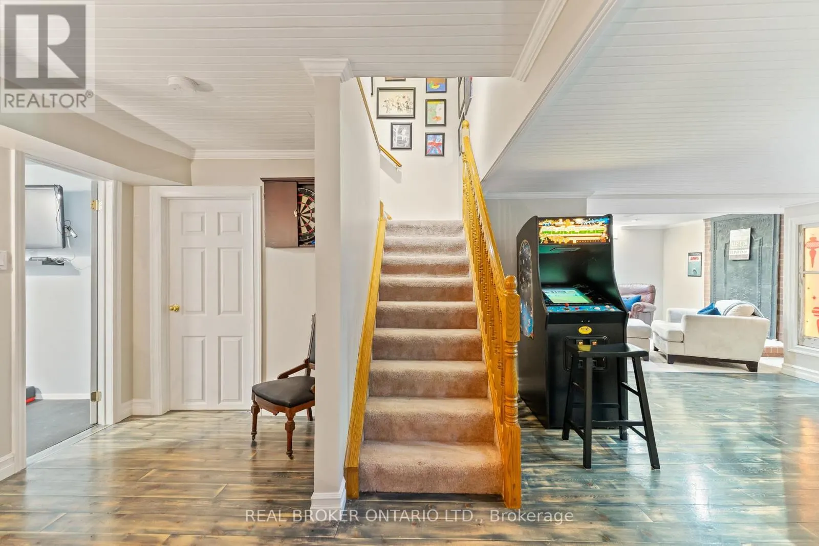 8 OAKVIEW PLACE