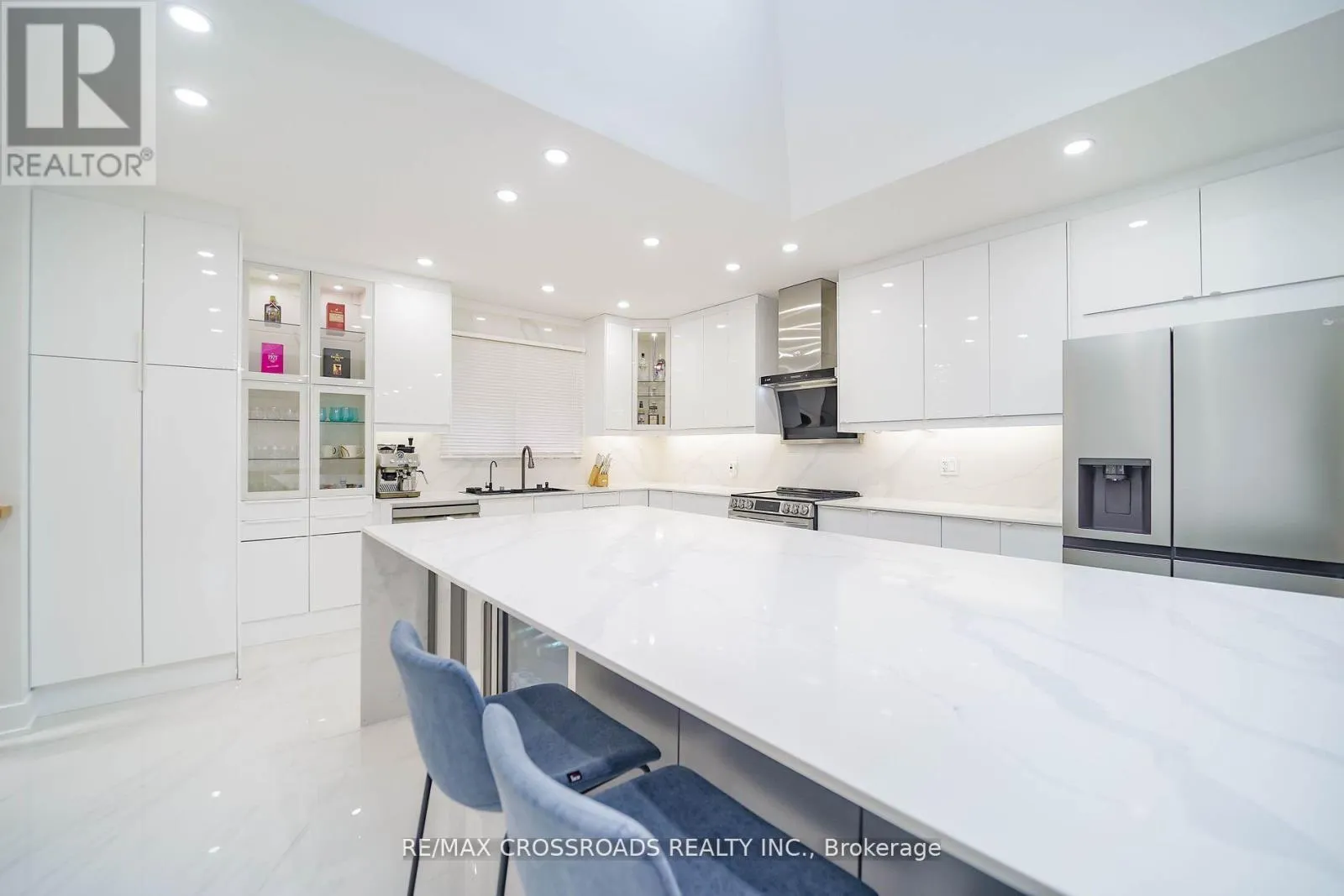 7118 YONGE STREET
