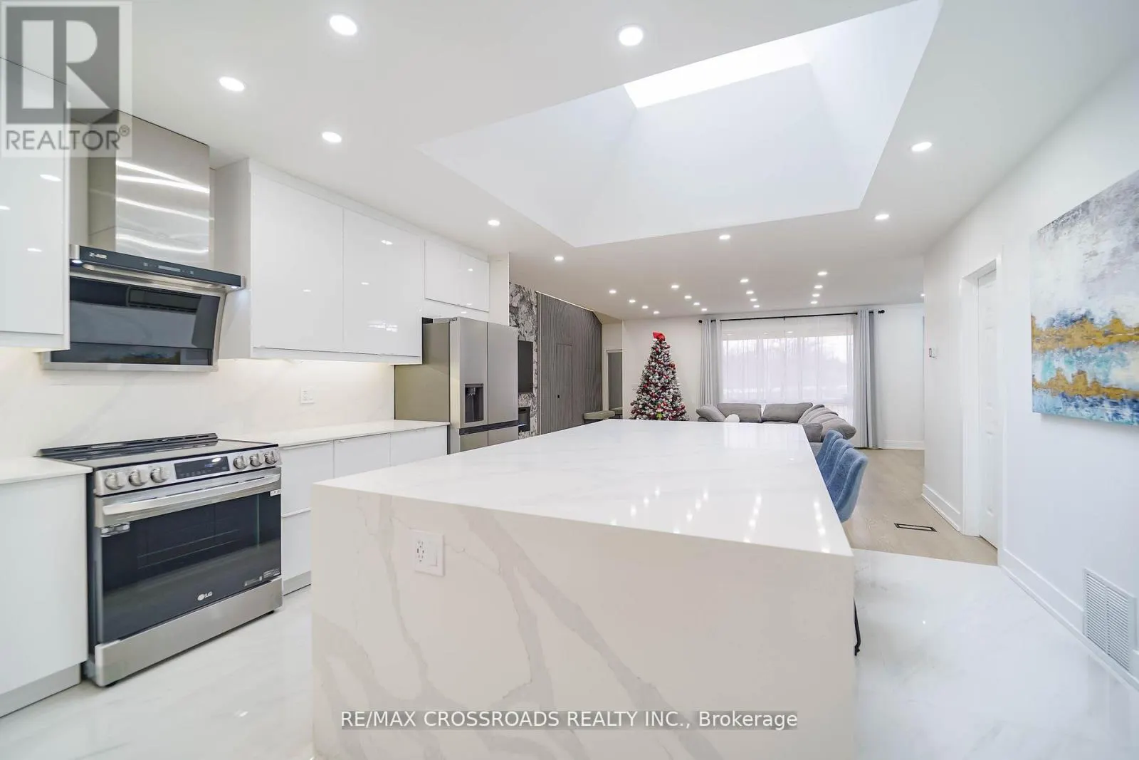 7118 YONGE STREET