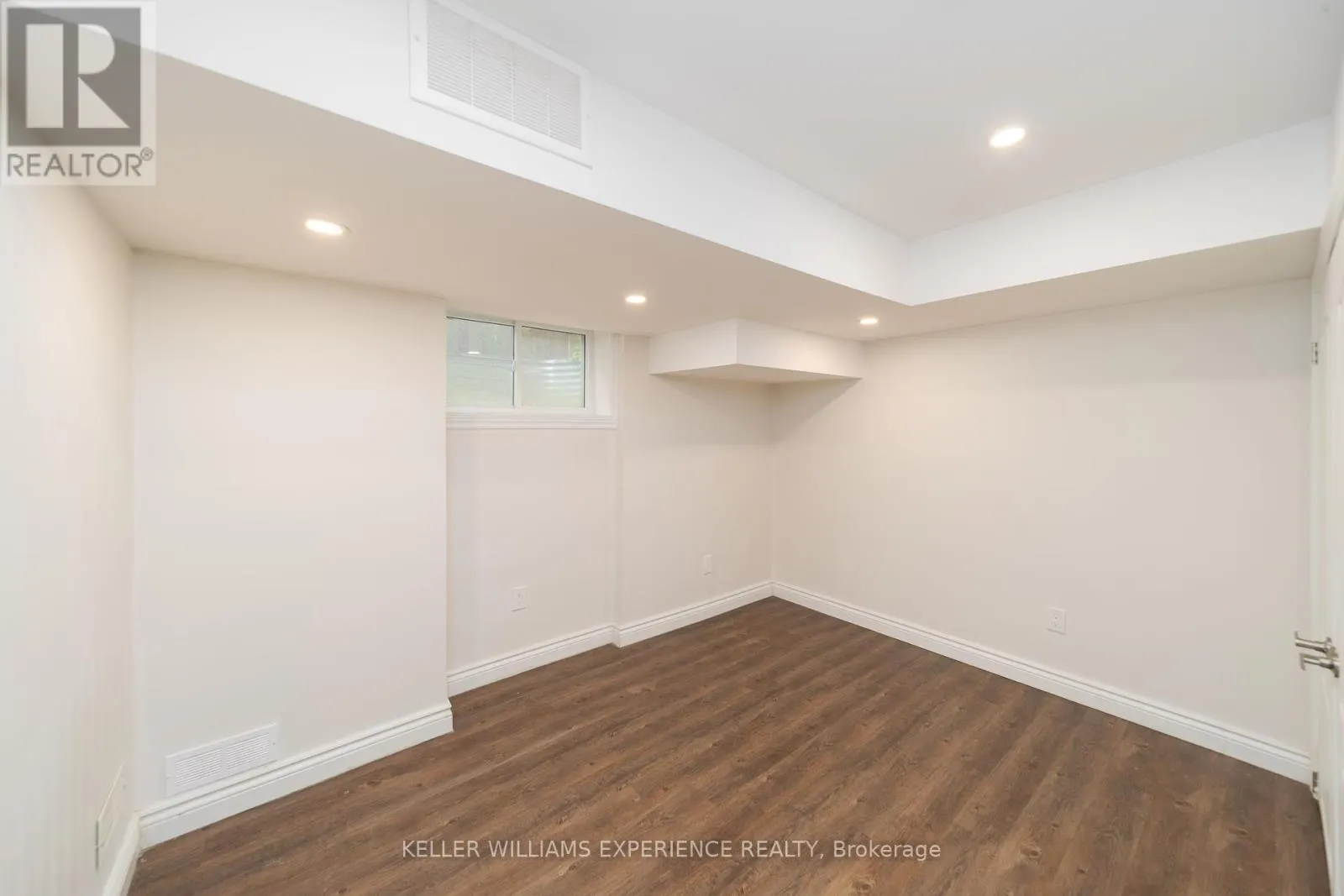 B - 900 GREEN STREET