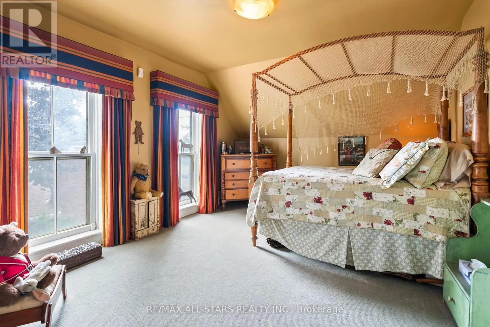 122 BROCK STREET E