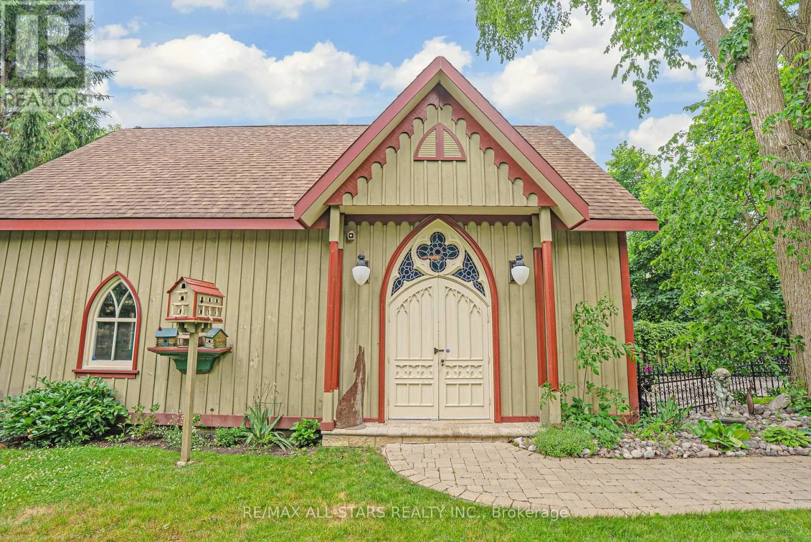 122 BROCK STREET E