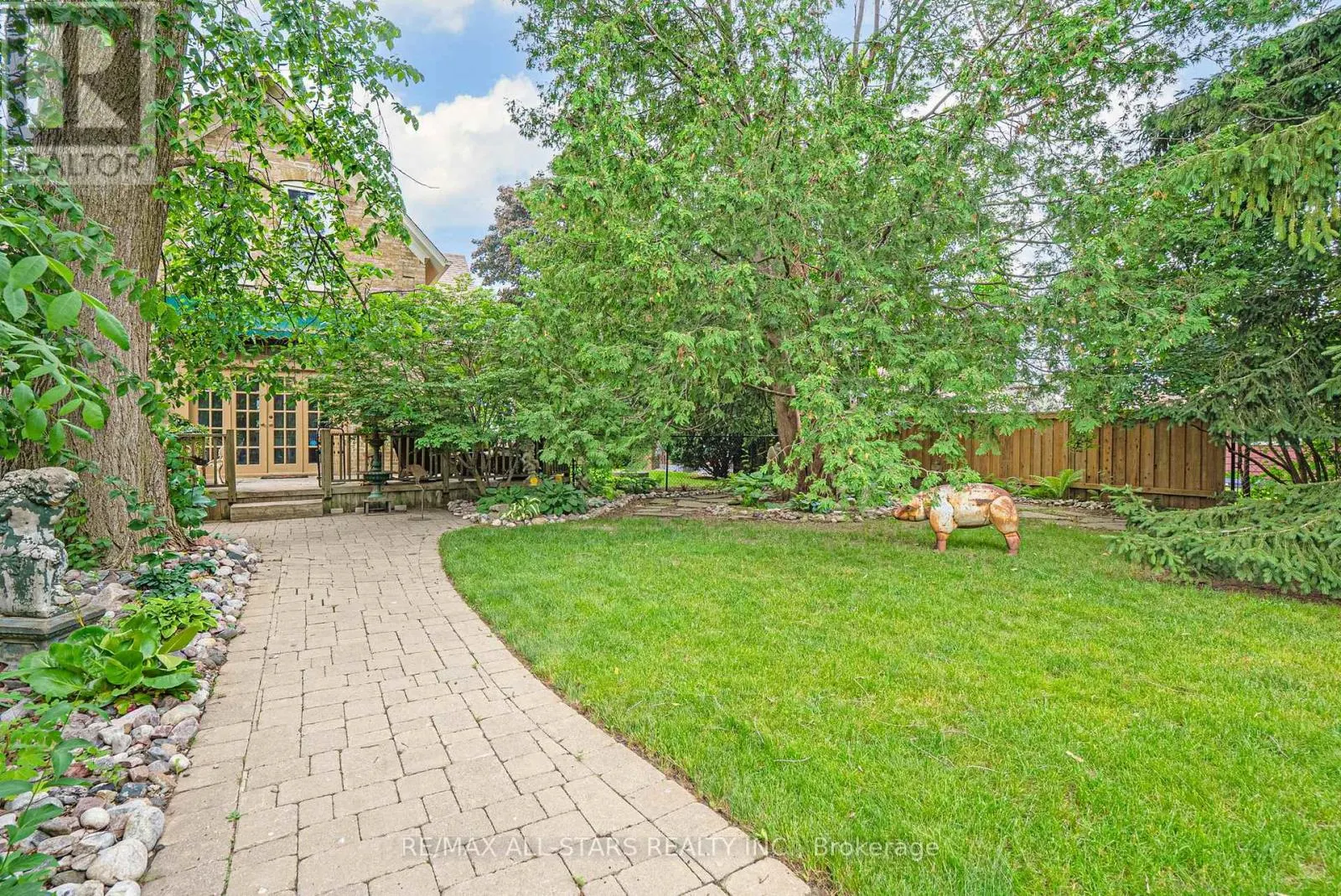 122 BROCK STREET E