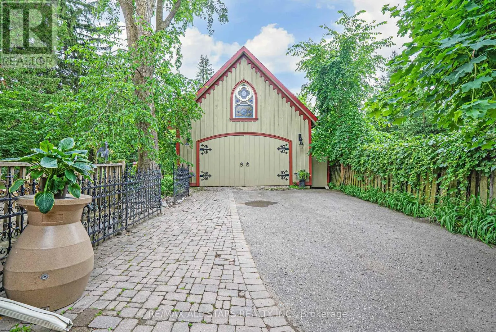 122 BROCK STREET E