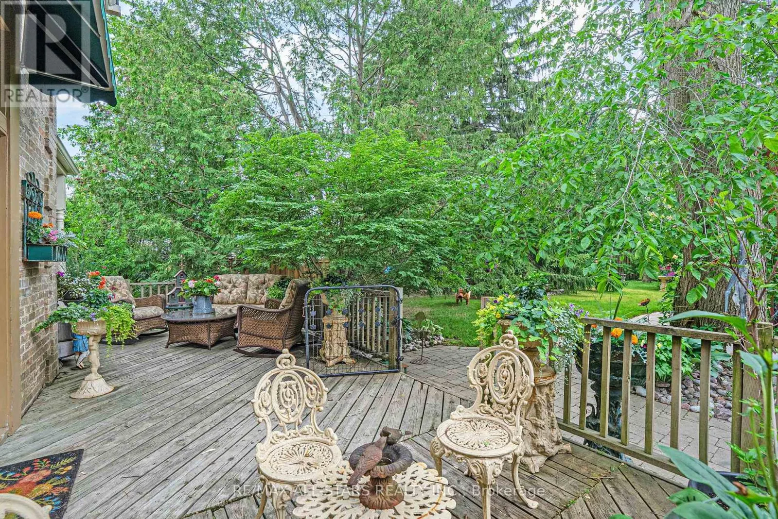 122 BROCK STREET E