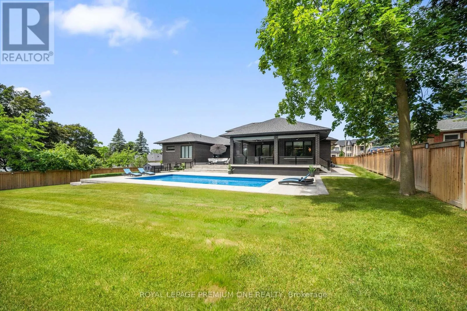 11 HOLLYWOOD CRESCENT