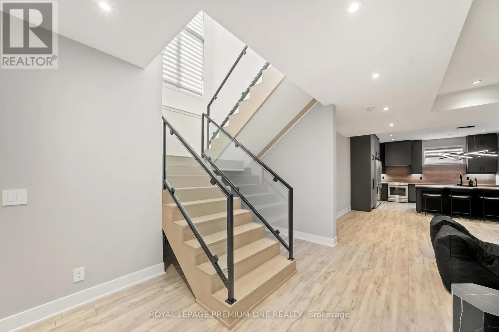 11 HOLLYWOOD CRESCENT