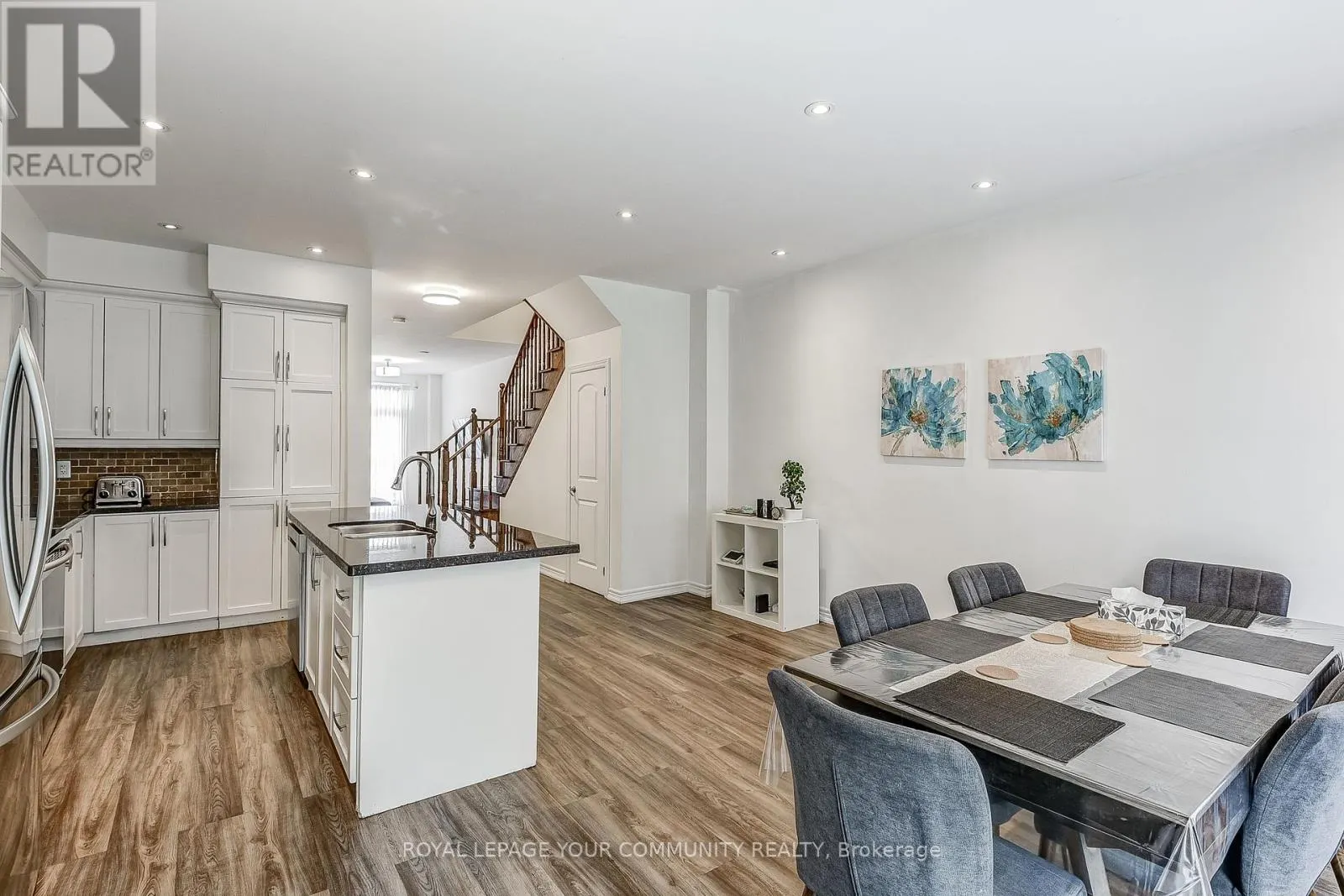 11 - 9205 BATHURST STREET