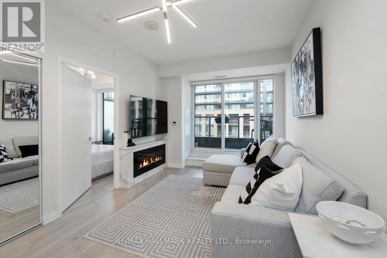 729 - 99 EAGLE ROCK WAY