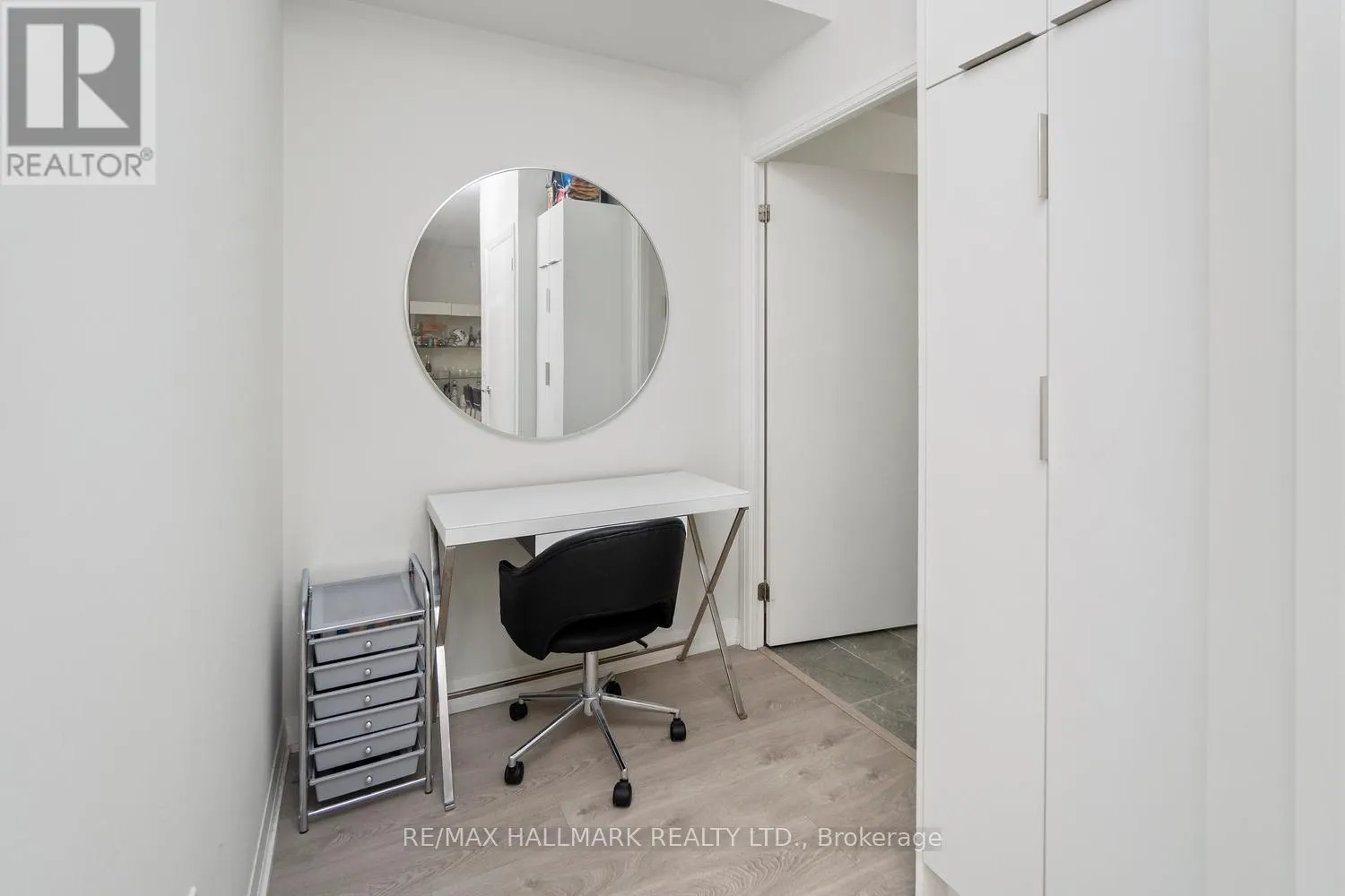 729 - 99 EAGLE ROCK WAY
