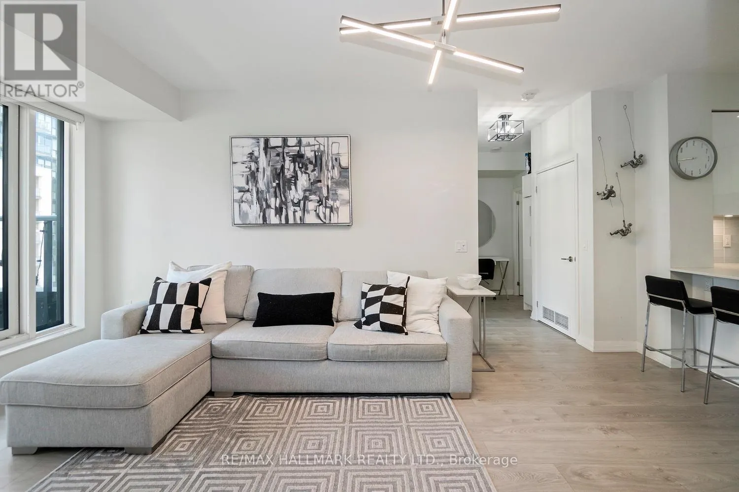 729 - 99 EAGLE ROCK WAY