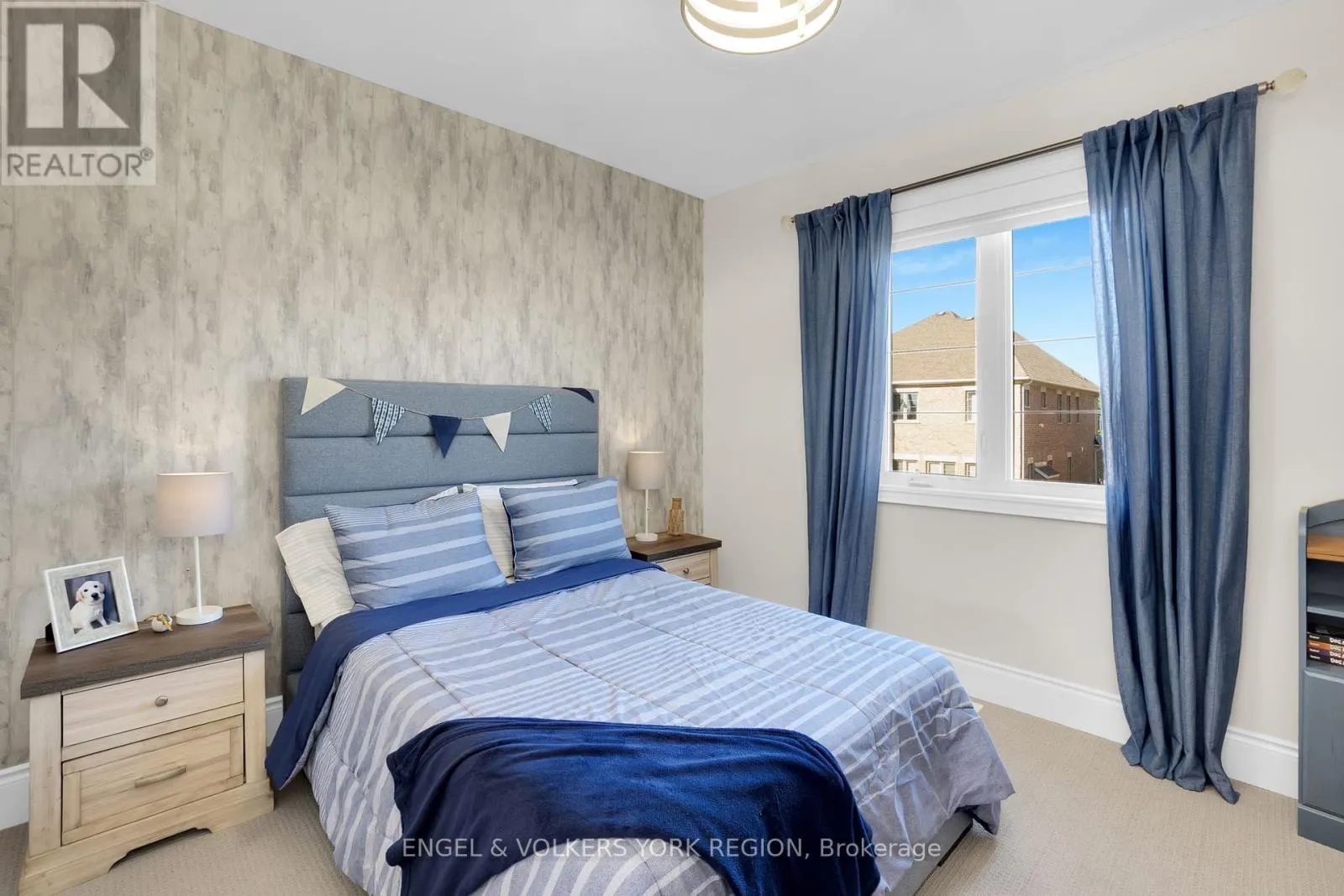 11 CAIRNS GATE