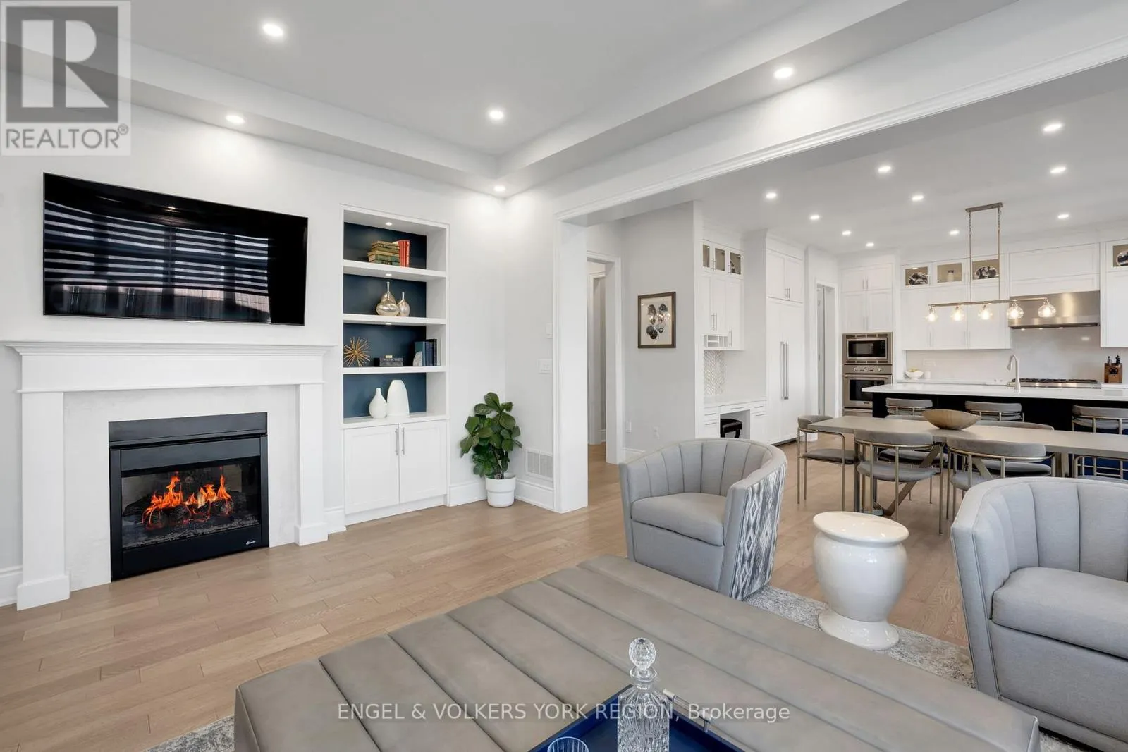11 CAIRNS GATE