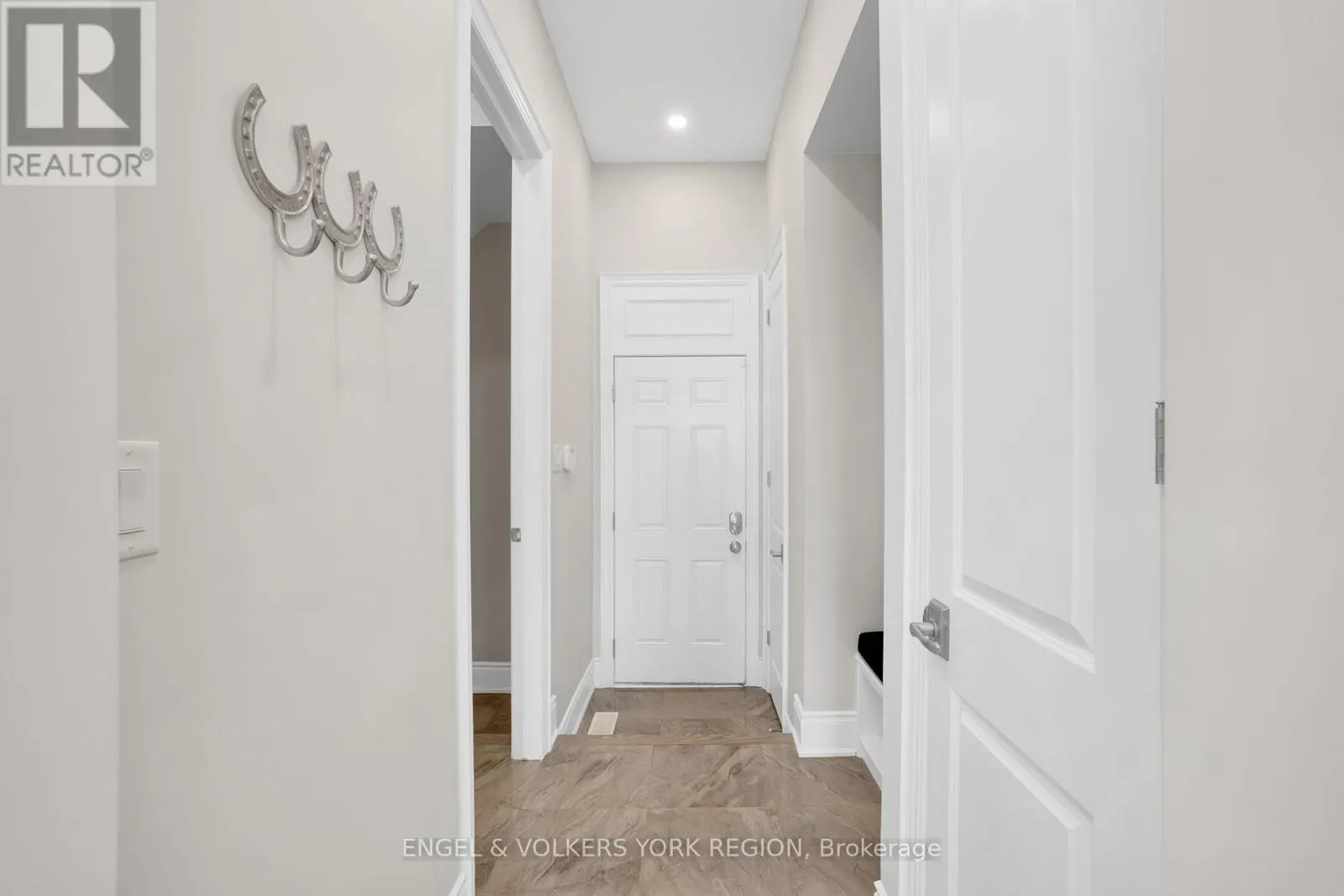 11 CAIRNS GATE
