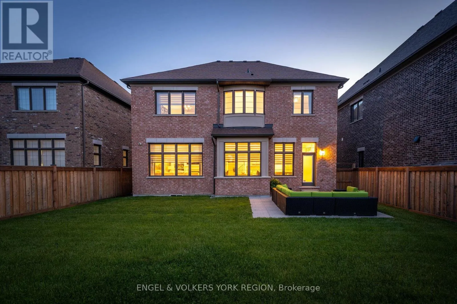 11 CAIRNS GATE